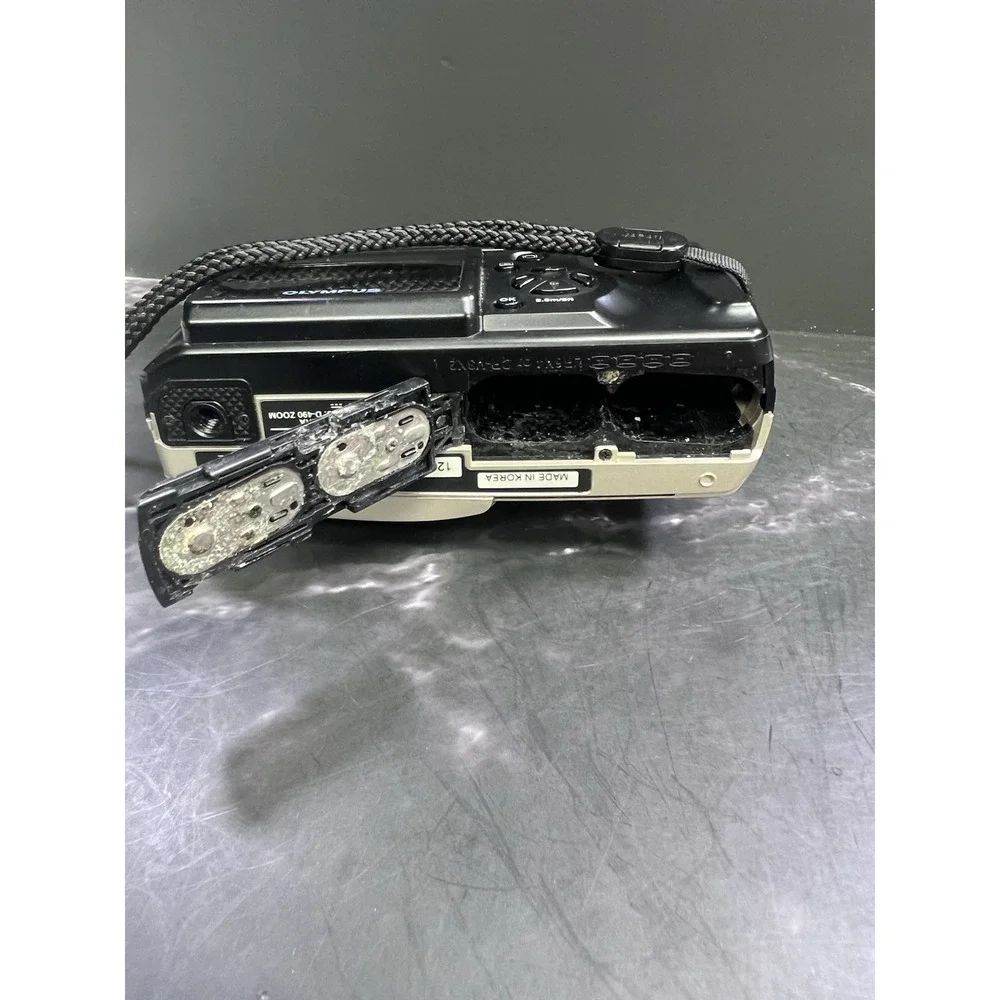 Olympus Camedia D-490 Digital Point and Shoot Camera Bundle Parts Only